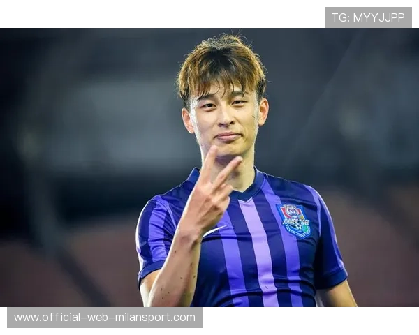 巴顿单刀球推射偏出立柱错失津门虎抢手机会